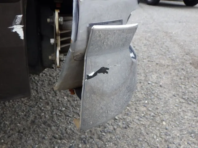 フロントバンパーにスカートの剝がれがあります。|三菱 ファイター TKG-FK61F(2WD)の写真24