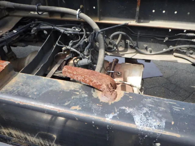 助手席側ガードに曲がりがあります。|三菱 ファイター TKG-FK61F(2WD)の写真34