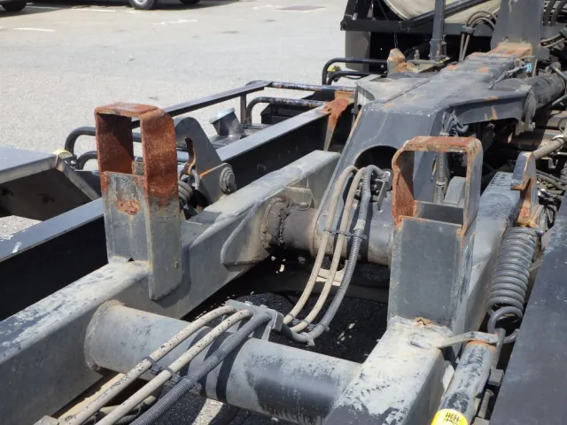 左右のガイドにキズ・サビ・曲がりがあります。|三菱 ファイター TKG-FK61F(2WD)の写真37