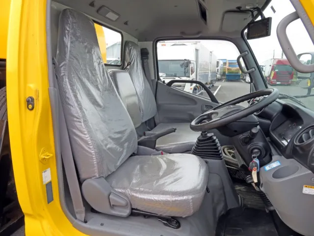 乗車定員は3名です。|日野 デュトロ SKG-XZU640F(2WD)の写真6