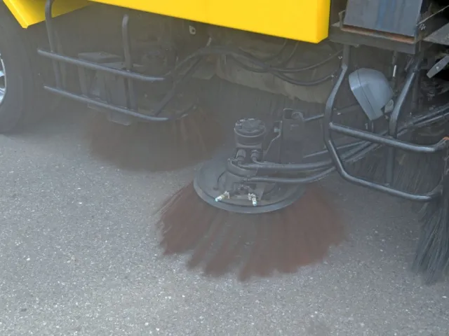 サイドブラシ作動時の状態です。|日野 デュトロ SKG-XZU640F(2WD)の写真13