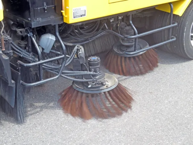 サイドブラシ作動時の状態です。|日野 デュトロ SKG-XZU640F(2WD)の写真14