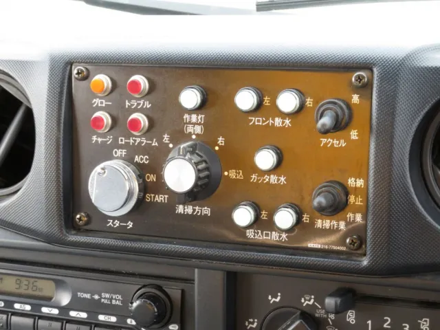 上物の操作パネルです。|日野 デュトロ SKG-XZU640F(2WD)の写真19