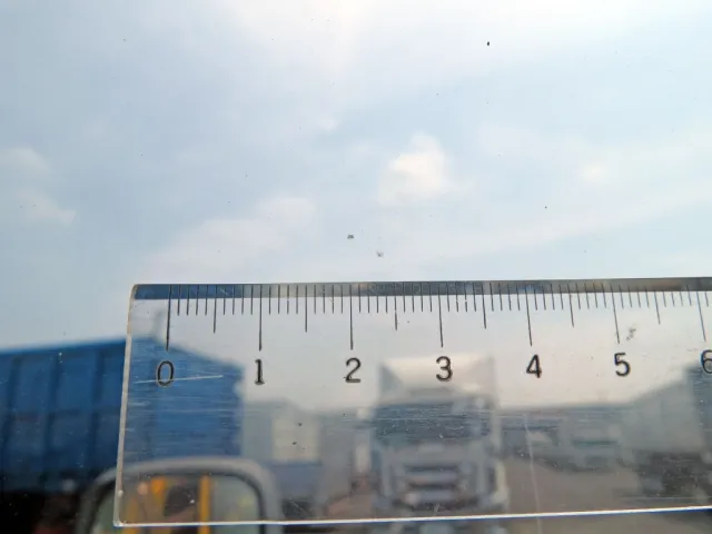 フロントガラス助手席側に小キズがあります。|日野 デュトロ SKG-XZU640F(2WD)の写真22