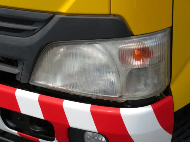 助手席側ヘッドライトに曇りがあります。|日野 デュトロ SKG-XZU640F(2WD)の写真24