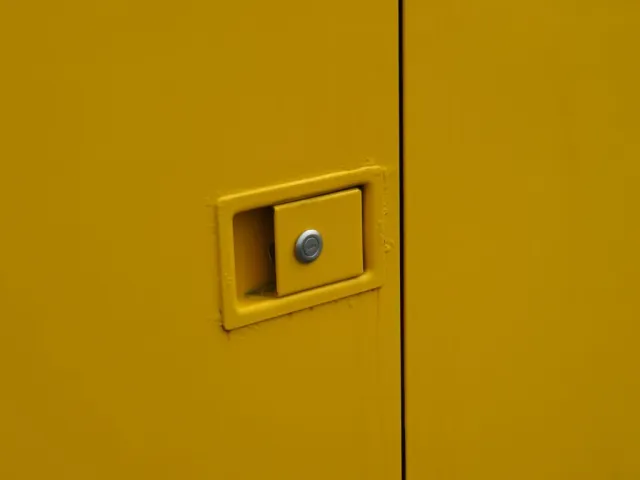 助手席側サイド扉のロック部付近にサビがあります。|日野 デュトロ SKG-XZU640F(2WD)の写真25