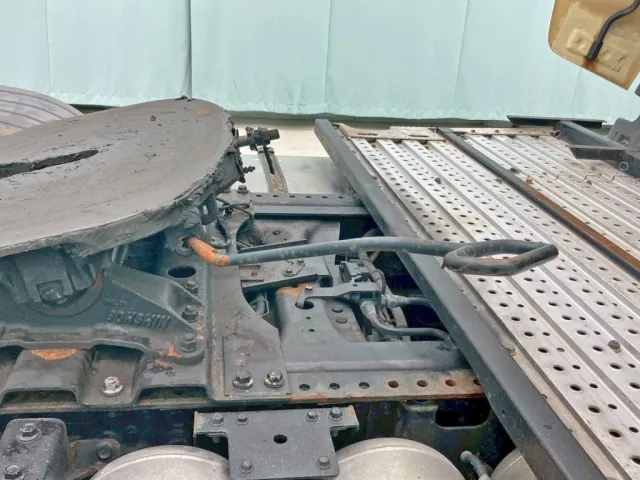 カプラのロック解除レバーに曲がりがあります。|日野 プロフィア 2DG-SH1EDGGの写真15