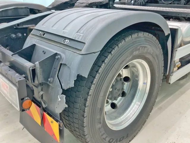 運転席側リヤフェンダーに割れがあります。|日野 プロフィア 2DG-SH1EDGGの写真19