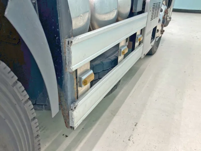 運転席側サイドバンパー後方に割れがあります。|日野 プロフィア 2DG-SH1EDGGの写真20