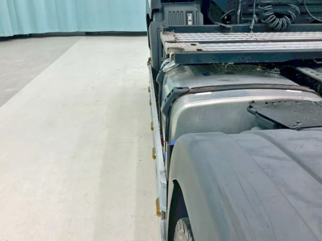 左右サイドバンパー取り付けのサイドマーカー分全幅オーバーしています。(助手席側)|日野 プロフィア 2DG-SH1EDGGの写真22