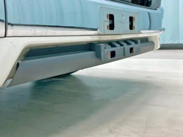 フロントバンパー中央部のパネルに浮きがあります。|日野 プロフィア 2DG-SH1EDGGの写真24