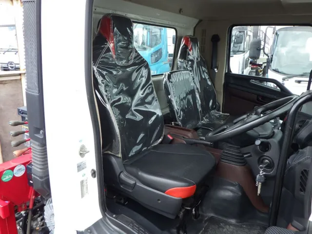 乗車定員は３名です。|日野 レンジャー 2KG-FC2ABA(2WD)の写真6