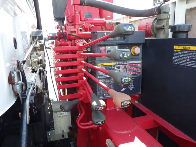 クレーンの操作レバーです。|日野 レンジャー 2KG-FC2ABA(2WD)の写真12