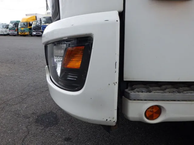 フロントバンパーの助手席側にキズがあります。（運転席側にもあります）|日野 レンジャー 2KG-FC2ABA(2WD)の写真27