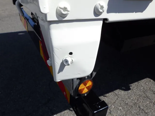 ボディー後方の運転席側に曲がりがあります。|日野 レンジャー 2KG-FC2ABA(2WD)の写真31