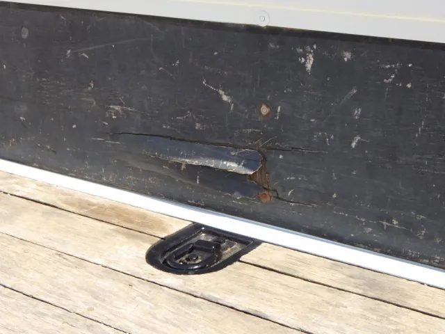 荷台ベニヤ板の一部に割れがあります。|日野 レンジャー 2KG-FC2ABA(2WD)の写真38