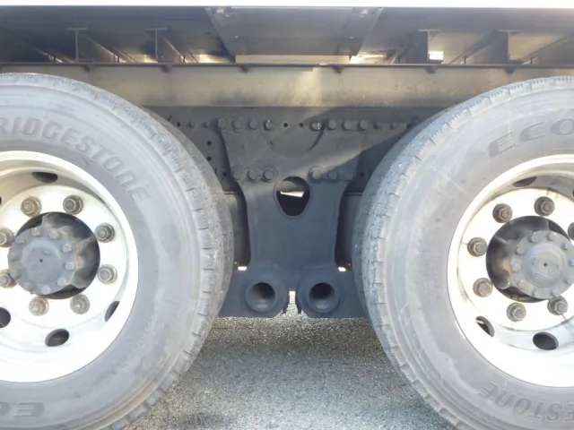 タイヤ間の状態です。（エアサスです）|日野 プロフィア 2DG-FW1AHJの写真5