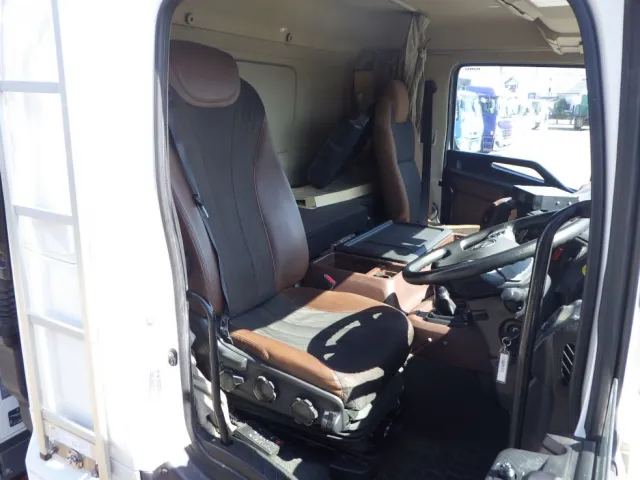 乗車定員は2名です。|日野 プロフィア 2DG-FW1AHJの写真6