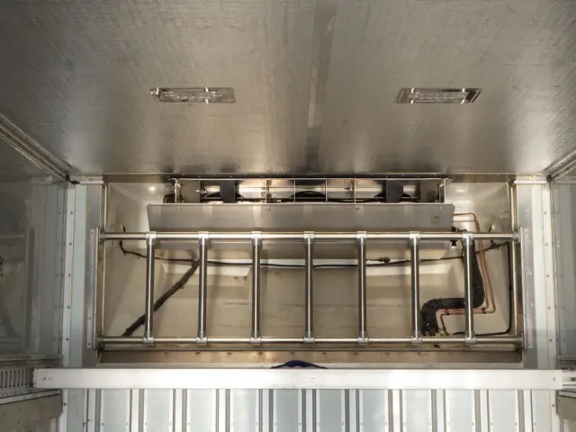 冷凍機の吹き出し口の状態です。(荷台前方)|日野 プロフィア 2DG-FW1AHJの写真11