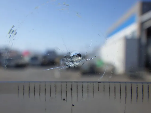 フロントガラスに飛び石キズがあります。|日野 プロフィア 2DG-FW1AHJの写真18