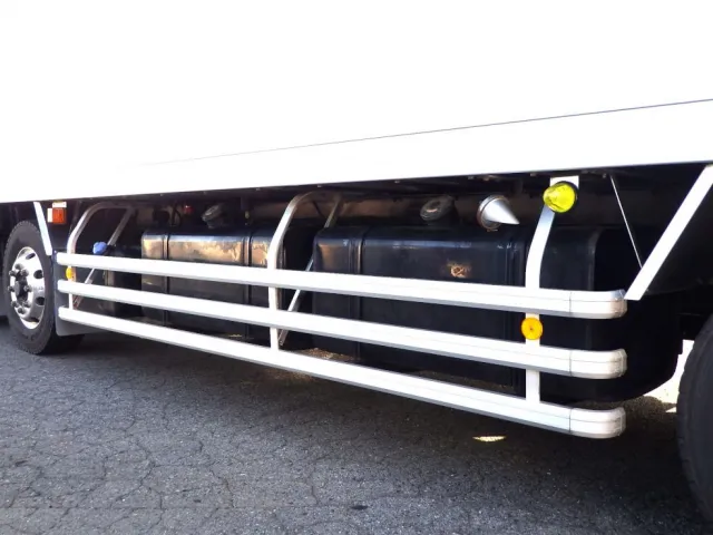 燃料タンクは300LX300Lです。|日野 プロフィア 2DG-FW1AHJの写真19