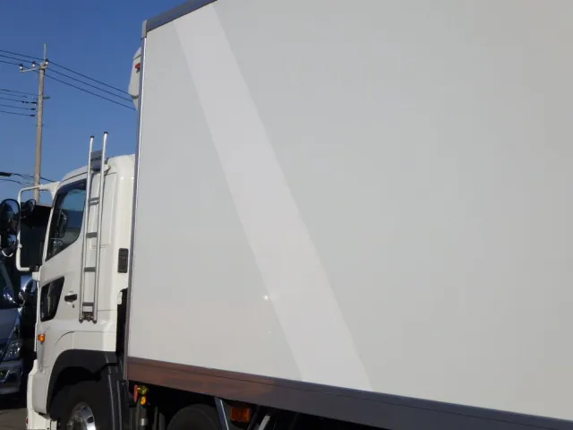 ボディーの両サイドに塗装跡があります。|日野 プロフィア 2DG-FW1AHJの写真28