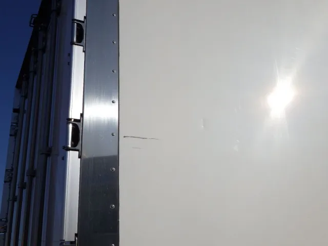 ボディー後方の運転席側にキズ・ヘコミがあります。|日野 プロフィア 2DG-FW1AHJの写真31