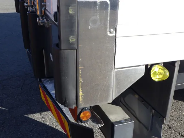 ボディー後方の運転席側にスレがあります。|日野 プロフィア 2DG-FW1AHJの写真32