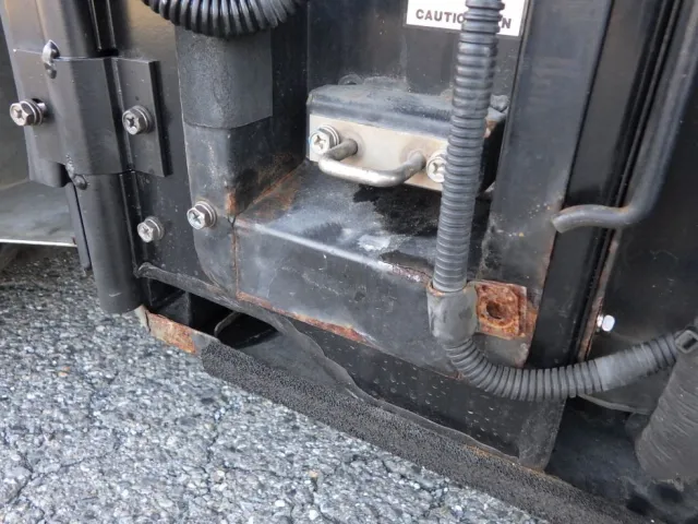 サブエンジン回りにサビがあります。|日野 プロフィア 2DG-FW1AHJの写真33