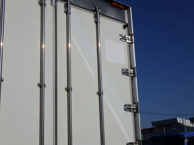 リヤ扉に塗装跡があります。|日野 プロフィア 2DG-FW1AHJの写真35