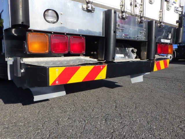 リヤステップに曲がりがあります。|日野 プロフィア 2DG-FW1AHJの写真38