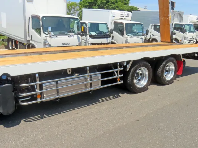 サイドバンパー・ステー、リアフェンダーはステンレス製でホイールはアルミ製です。|三菱 スーパーグレート 2PG-FS80VZの写真9