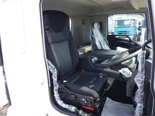 乗車定員は2名です。|三菱 スーパーグレート 2PG-FU84GZの写真6