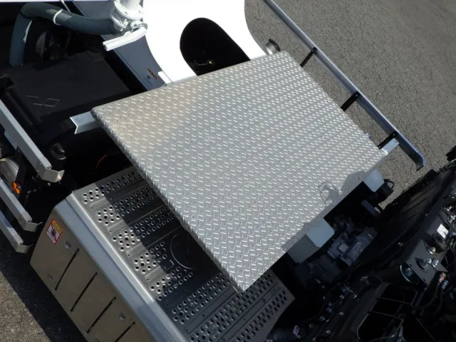 踊り場の状態です。|三菱 スーパーグレート 2PG-FU84GZの写真13