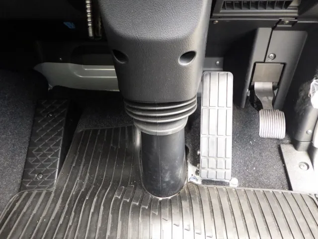 ２ペダルです。|三菱 スーパーグレート 2PG-FU84GZの写真23