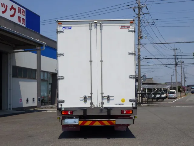 門口周りはステンレス製です。|UDトラックス クオン 2PG-CG5CAの写真8