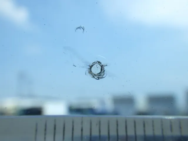 フロントガラスに飛び石キズがあります。|UDトラックス クオン 2PG-CG5CAの写真12