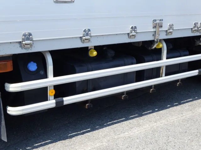 燃料タンクは200L×200Lです。|UDトラックス クオン 2PG-CG5CAの写真13