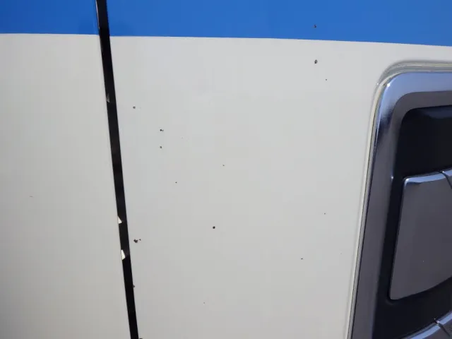 フロントパネルに飛び石キズがあります。|UDトラックス クオン 2PG-CG5CAの写真22