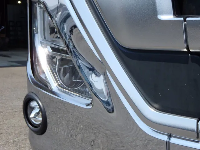 フロントバンパーにヘコミがあります。|UDトラックス クオン 2PG-CG5CAの写真23