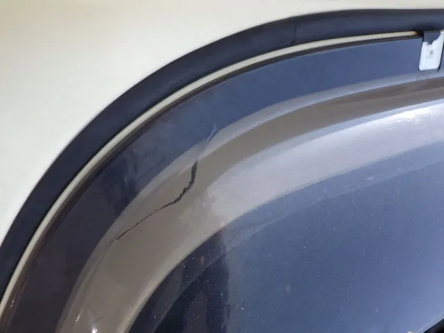 助手席側バイザーにヒビがあります。|UDトラックス クオン 2PG-CG5CAの写真25