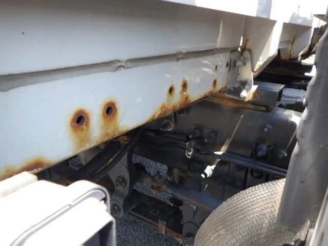 プロテクター下側にサビがあります。|UDトラックス クオン 2PG-CG5CAの写真27