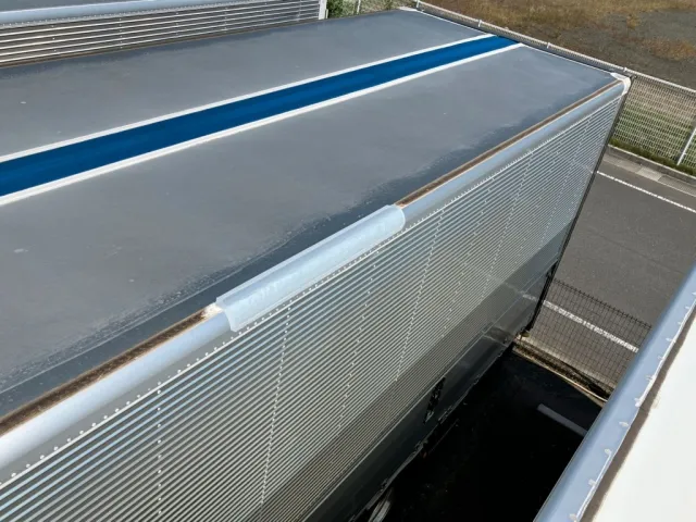 左羽根上部に補修箇所があります。|UDトラックス クオン 2PG-CG5CAの写真28