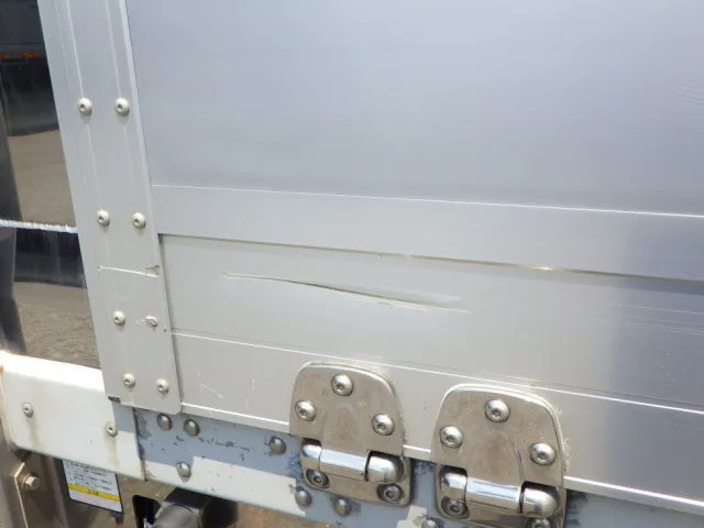 運転席側アオリ後方にキズ・ヘコミがあります。|UDトラックス クオン 2PG-CG5CAの写真31