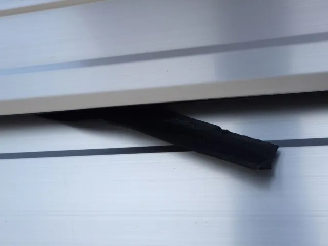 運転席側ウイングのゴムに剝がれがあります。|UDトラックス クオン 2PG-CG5CAの写真33