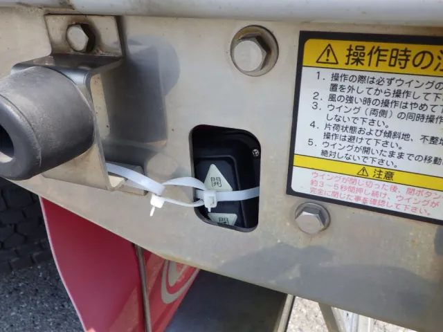 左右の後方スイッチブラケットが脱落しています。|UDトラックス クオン 2PG-CG5CAの写真35