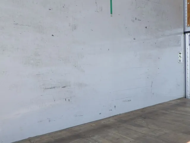 プロテクター裏側にキズ・ヘコミがあります。|UDトラックス クオン 2PG-CG5CAの写真38