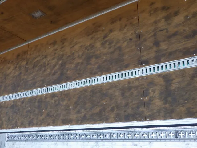 荷台ベニヤ板に汚れがあります。|UDトラックス クオン 2PG-CG5CAの写真39