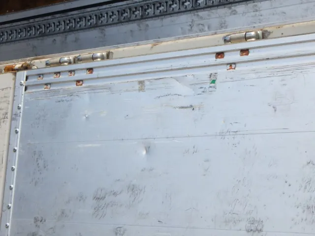 アオリ内側にキズ・ヘコミがあります。|UDトラックス クオン 2PG-CG5CAの写真40