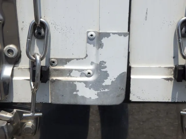 リヤ扉の各隅に塗装の剝がれがあります。|UDトラックス クオン 2PG-CG5CAの写真43